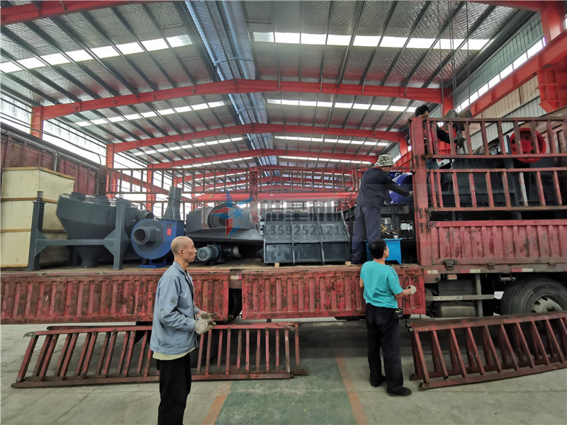 1300型<a href='http://m.xmm04.cn/psxl/1279.html' target='_blank'><span>廢鋁破碎</span></a>機裝車發(fā)貨