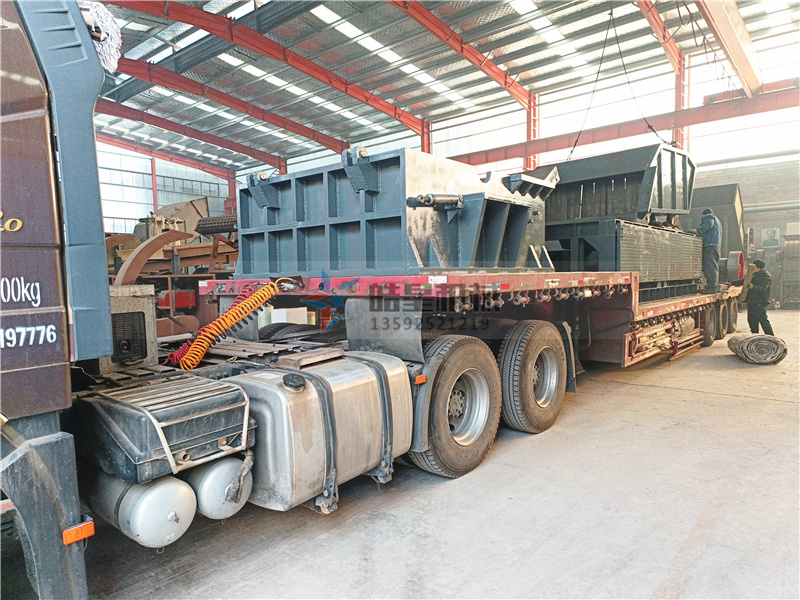 1800型<a href='http://m.xmm04.cn' target='_blank'><span>鋁合金破碎機</span></a>設備裝車發(fā)貨